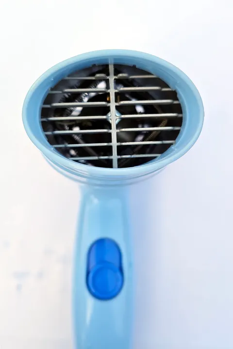 Dettaglio frontale di un asciugacapelli Philips azzurro